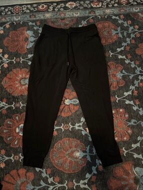 Athleta medium short joggers